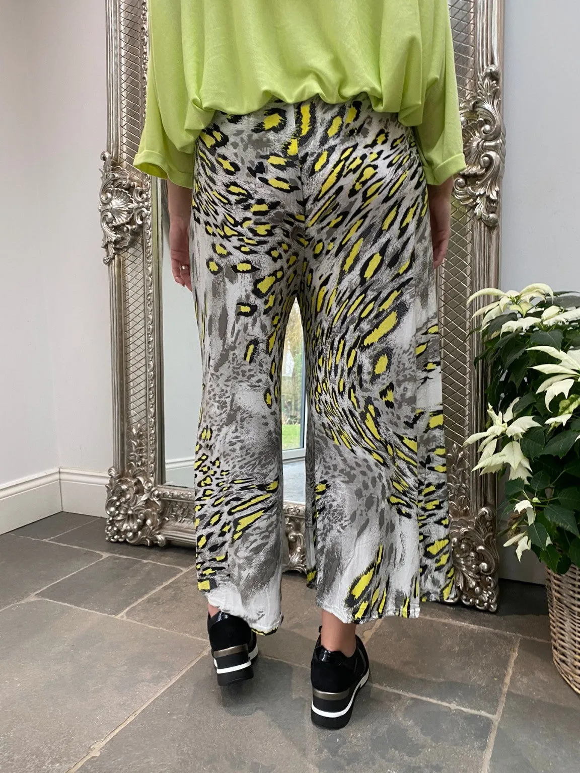 Animal Print Flow Trousers Betty - Google SEO Result: Trendy Animal Print Flare Pants for Women