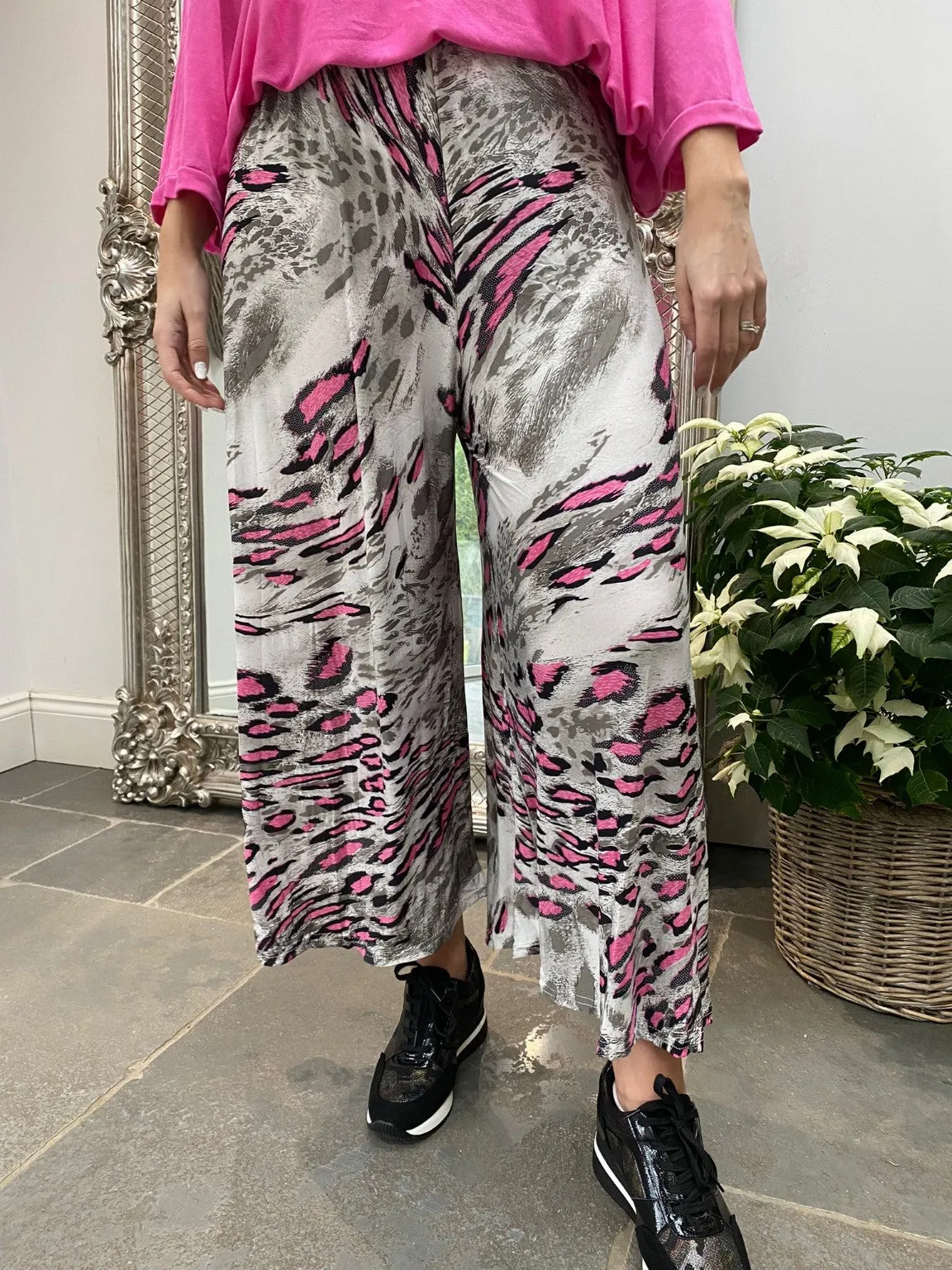 Animal Print Flow Trousers Betty - Google SEO Result: Trendy Animal Print Flare Pants for Women