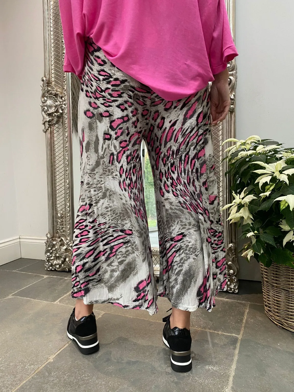 Animal Print Flow Trousers Betty - Google SEO Result: Trendy Animal Print Flare Pants for Women