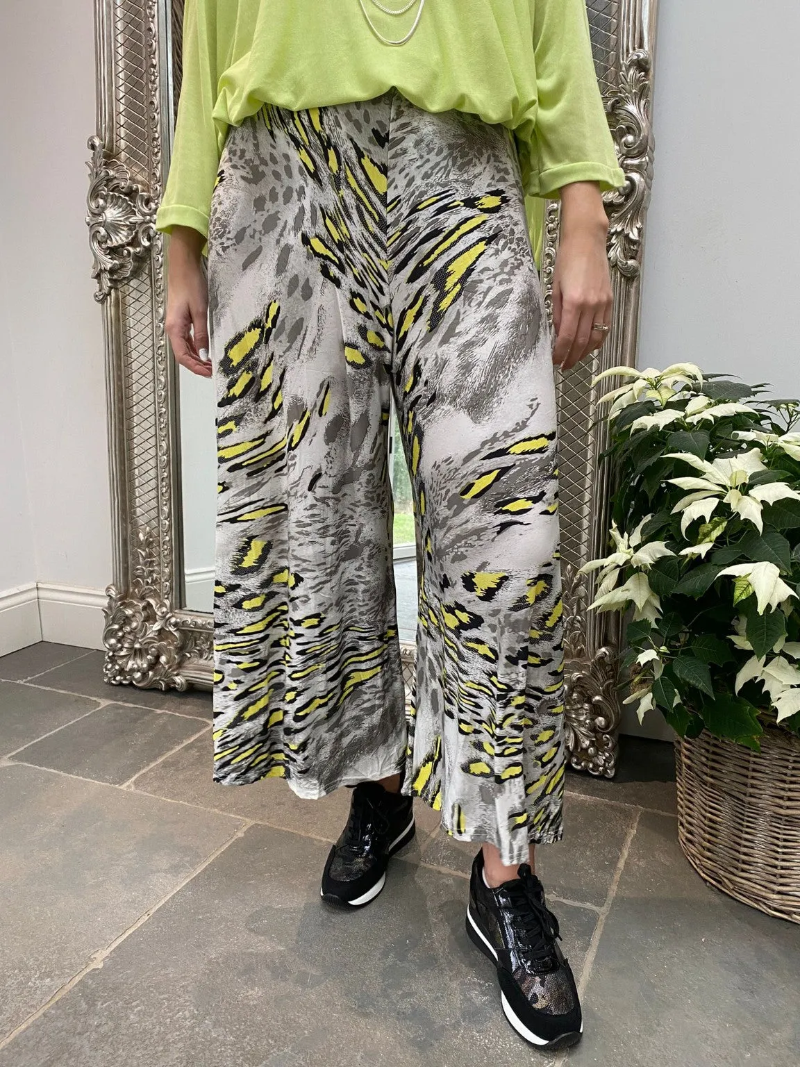 Animal Print Flow Trousers Betty - Google SEO Result: Trendy Animal Print Flare Pants for Women